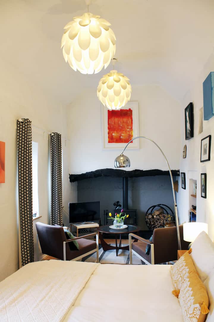 12 ფუტიანი თაღოვანი ჭერი დანიური დიზაინერული განათებით. 32-დუიმიანი სმარტ-ტელევიზორი Wi ‑ Fi ქსელით. 