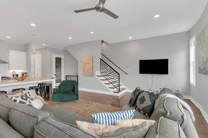 Huge Nashville Stunner Breathtaking Downtown Views gallery image 5