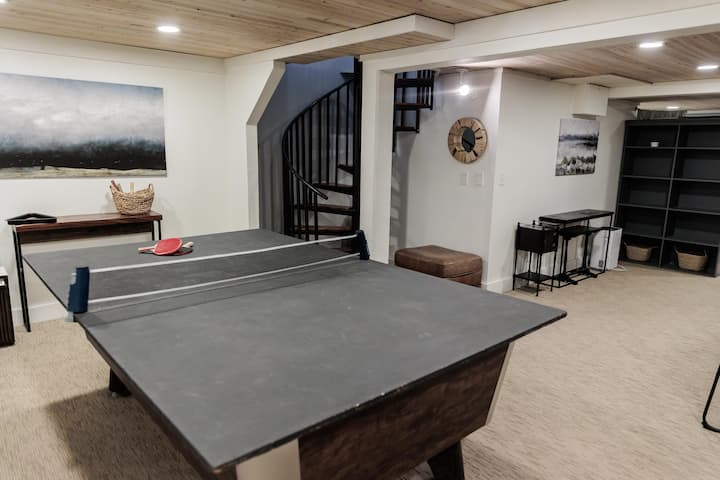 Kad se spustite niz zabavne spiralne stepenice, u prizemlju se nalazi dnevni boravak i prostor za igru, a tu su i smještaji s 4 spavaće sobe. Jedna od njih je prostor s bračnim krevetom (160 × 200 cm) odvojen zavjesom. 