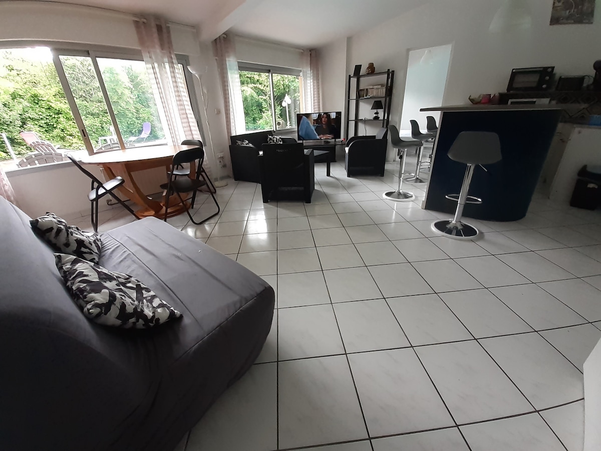 ห้องนั่งเล่นขนาดใหญ่ที่มี 1 เตียง BZ 140 พื้นที่รับประทานอาหารในร่มพื้นที่ทีวีเคาน์เตอร์บาร์/ครัวขนาดเล็ก