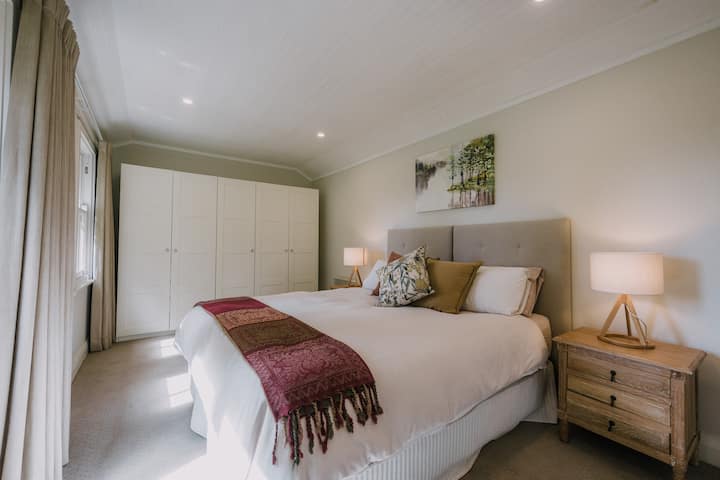 Bračni krevet (širine 180-220 cm), može se podijeliti na dva bračna kreveta za jednu osobu