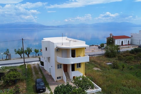 Beachfront 3-Level family house with sea view
