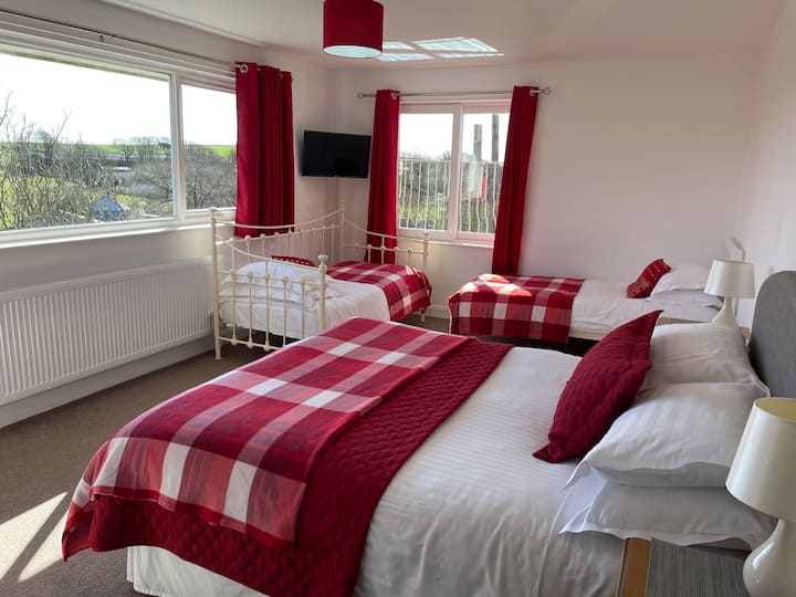 Საძინებელი 1 - ფართო საოჯახო ოთახი Kingsize საწოლით და ორი ერთადგილიანი საწოლით. Საჭიროებისამებრ, პლუს სივრცე საწოლისთვის