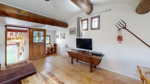Popular Airbnb listing: The cottages of the Provençal farmhouse, "Le Cigalon" 4 people in Mallemort