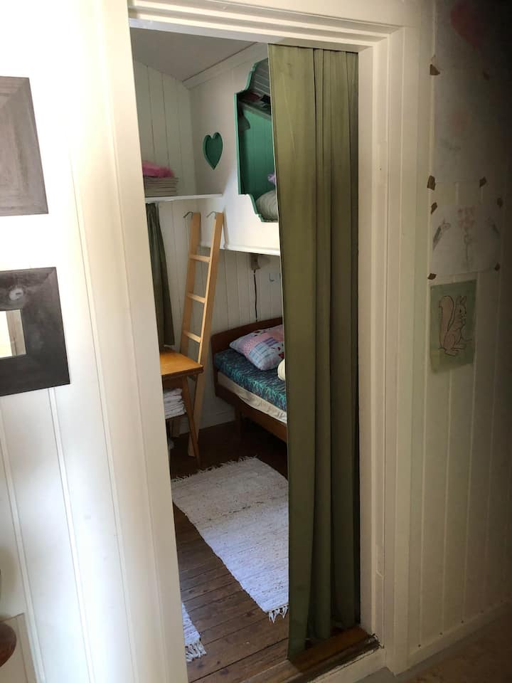 soveværelse 6 kvm. med 4 enkeltsenge