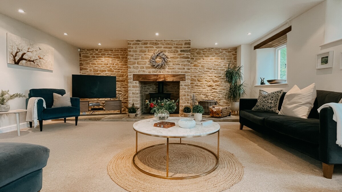 Popular Airbnb listing: 5 * Cotswold Estate, Games Barn, Nr Soho Farmhouse in Warwickshire