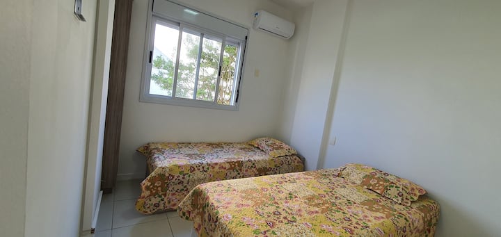 02 ერთადგილიანი საწოლი + 01 ერთადგილიანი დამხმარე საწოლი + გაყოფილი კონდიციონერი + კარადა.