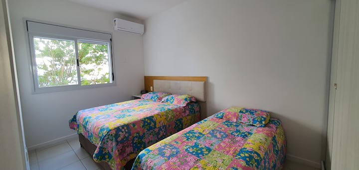 01 ორადგილიანი საწოლი + 01 ერთადგილიანი საწოლი + 01 ერთადგილიანი საწოლი + კარადა + გაყოფილი კონდიციონერი. 