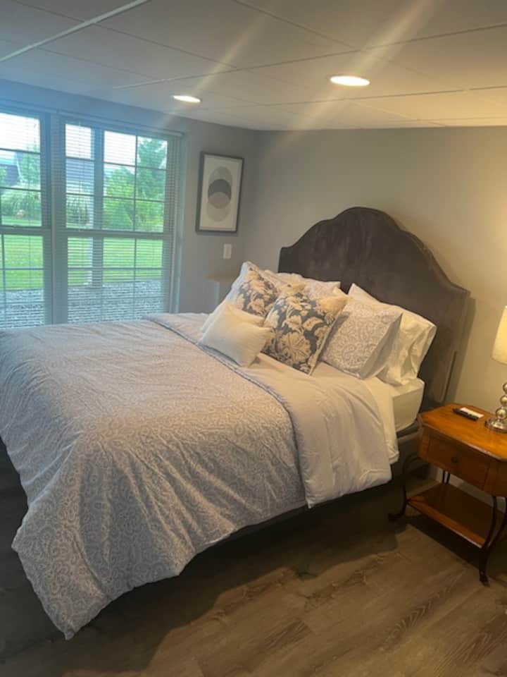 宽敞的卧室配有标准双人床、衣柜和智能电视，让您在探索一天后在床上欣赏您最喜爱的节目。 

卧室是与起居空间分开的房间，因此您可以关上卧室门，而其中一人则睡得更久！ ！