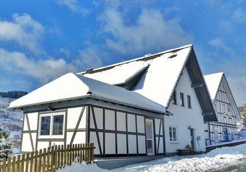 Sunny spacious holiday house, 13p, Winterberg 15km