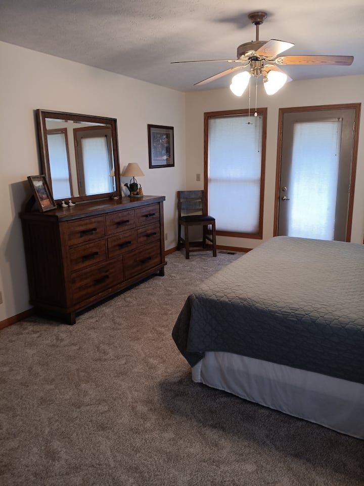 ห้องนอนใหญ่พร้อมเตียงคิงไซส์มองเห็นแม่น้ำไวท์ 