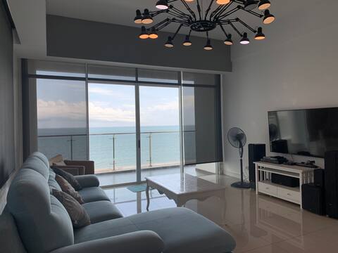 Beach-front Bay Resort Condominium 7, (6-8 PAX)