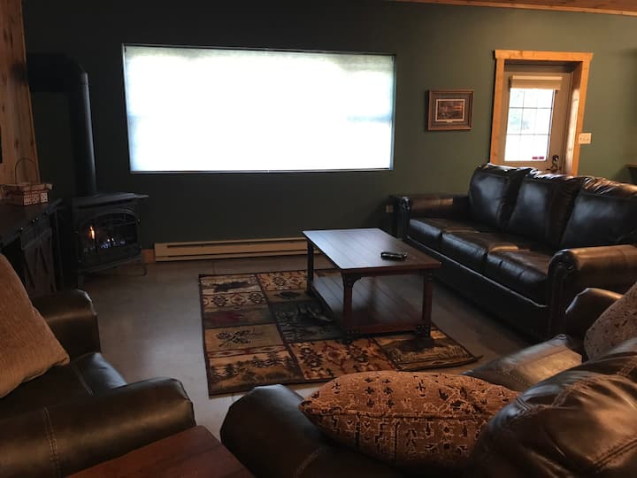 Всекидневна с диван, любяща седалка и стол