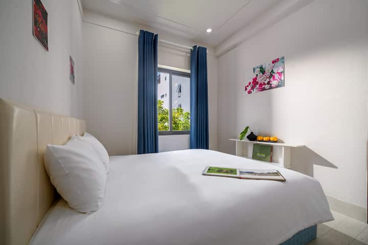 Chumba cha kulala ni sehemu tulivu, inayofaa kwa ajili ya kupumzika baada ya siku ndefu. Imeandaliwa tu ili kuunda mazingira mazuri na ya kupumzika.