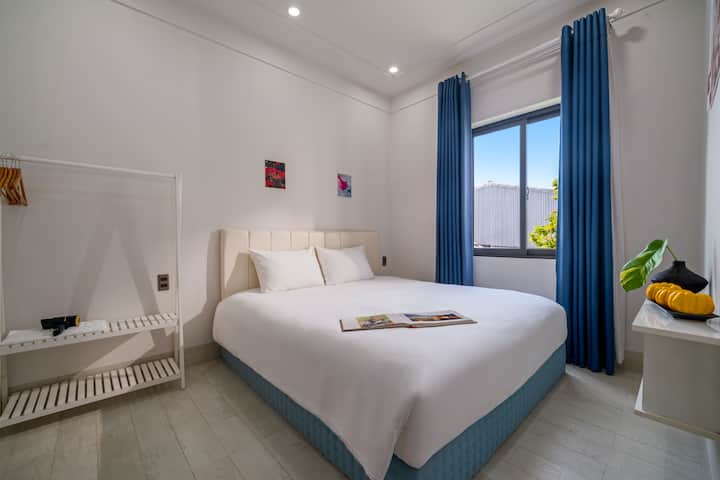 Chumba cha kulala ni sehemu tulivu, inayofaa kwa ajili ya kupumzika baada ya siku ndefu. Imeandaliwa tu ili kuunda mazingira mazuri na ya kupumzika.