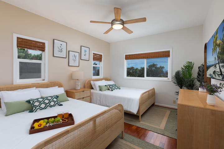 غرفة نوم ثالثة بسريرين كبيرين وإطلالة على المحيط.