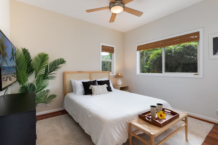 غرفة نوم ثانية بسرير بحجم ملكي مع مرتبة أطفال مؤقتة.