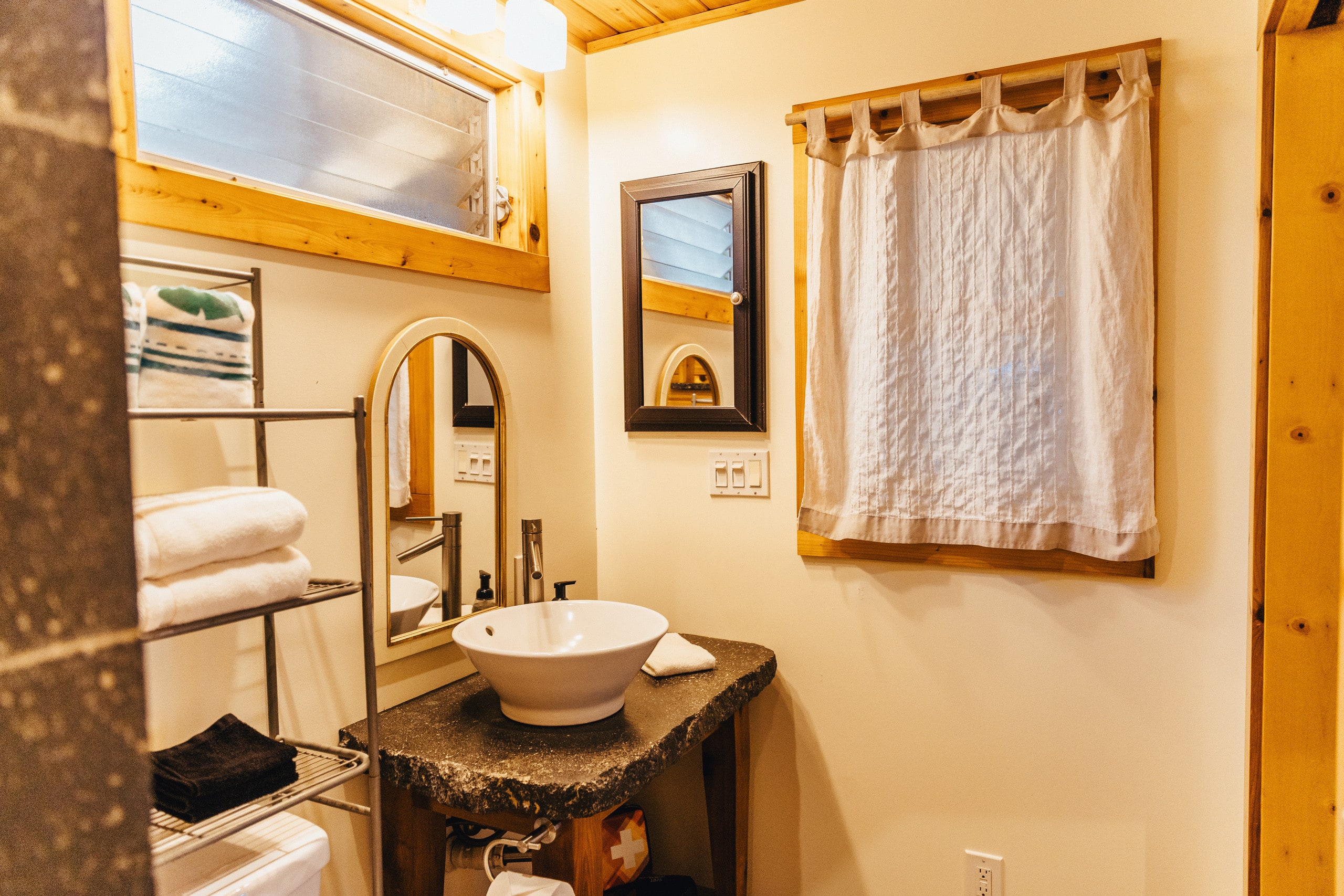 Cozy Studio - Cool elevation with Full Kitchen - Photo 14