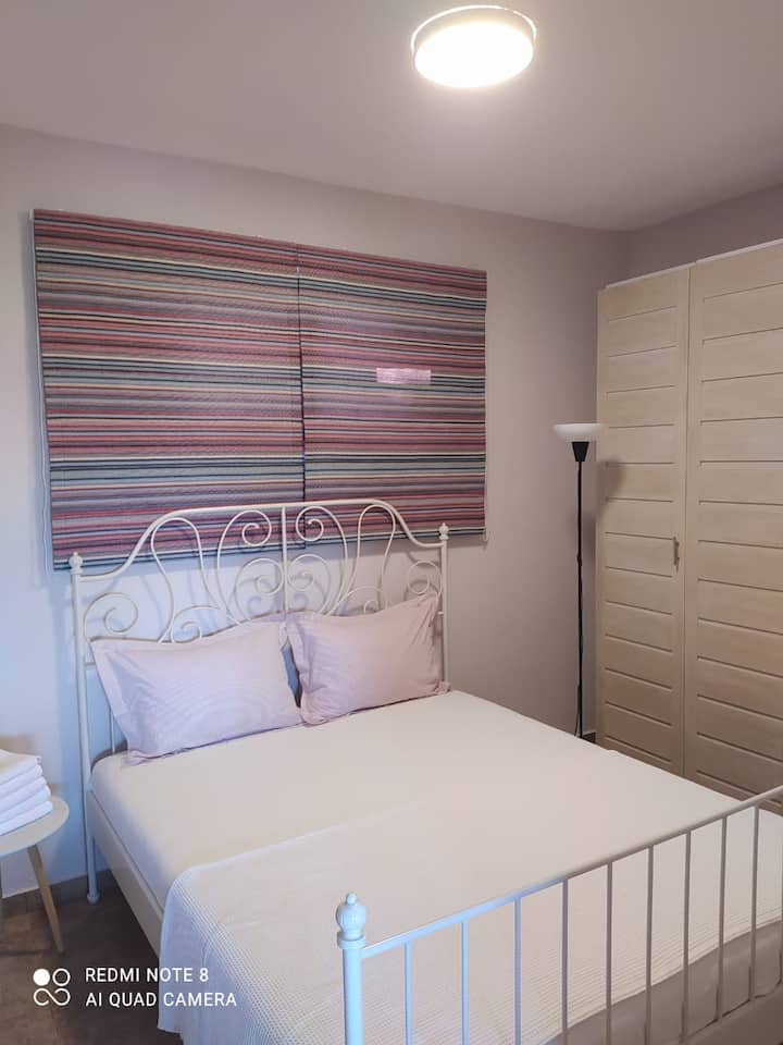 Dormitorio con una cama grande de 160*200 y un armario grande.