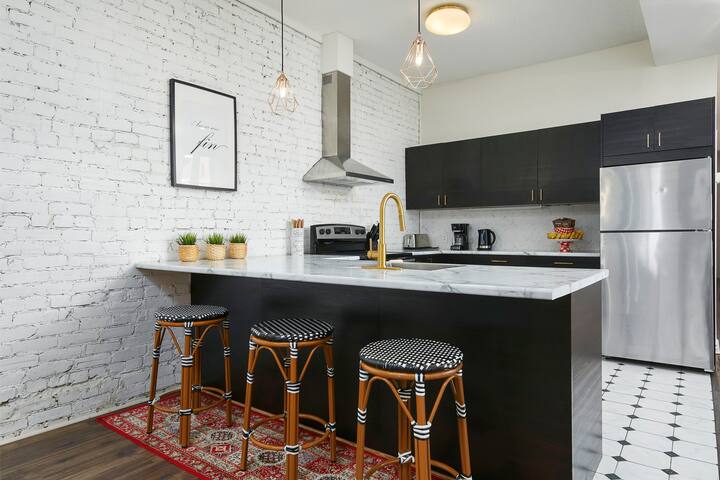 Luxe Loft:Large 3BR + 3 on-suite-Historic Plateau gallery image 2