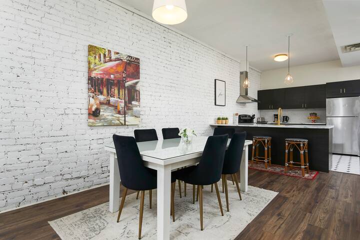 Luxe Loft:Large 3BR + 3 on-suite-Historic Plateau gallery image 5