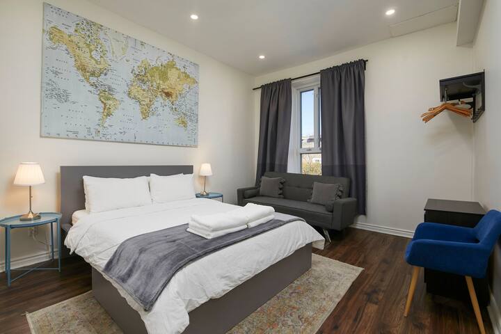 Luxe Loft:Large 3BR + 3 on-suite-Historic Plateau gallery image 3