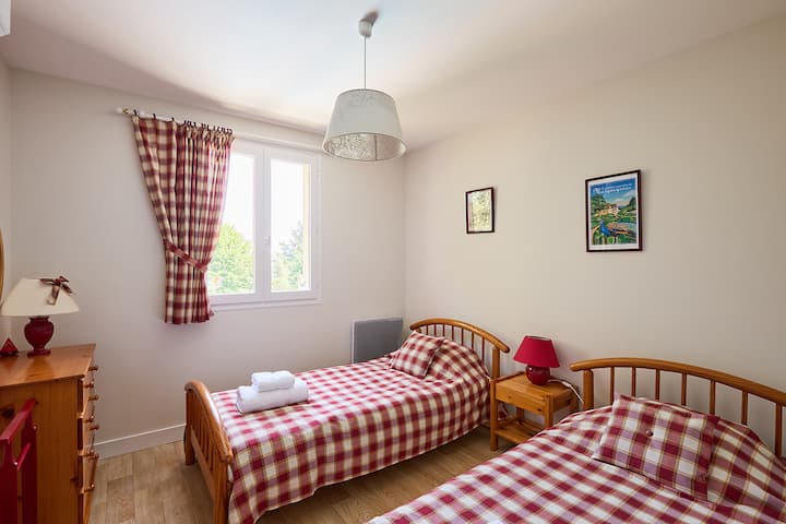 Chambre avec lits jumeaux : deux lits simples, climatisation, vue sur la piscine et le jardin
Climatisation

2025 - nouveaux lits simples installés pouvant être convertis en lits king-size si nécessaire