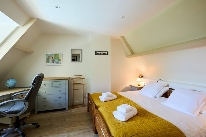 À l'étage - Lit King size ou lits jumeaux simples, avec climatisation, vue sur la piscine et le jardin
Tiroirs, armoire et coiffeuse/bureau