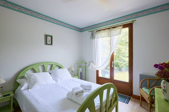 Rez-de-chaussée - l'une des deux chambres doubles, portes-fenêtres donnant sur le patio, le jardin et la piscine. Climatisation mobile disponible
Linge de maison fourni