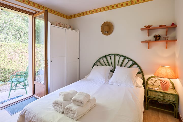 Rez-de-chaussée - chambre double, armoire, tiroirs, accès par porte-fenêtre aux sièges du patio et au jardin/à la piscine