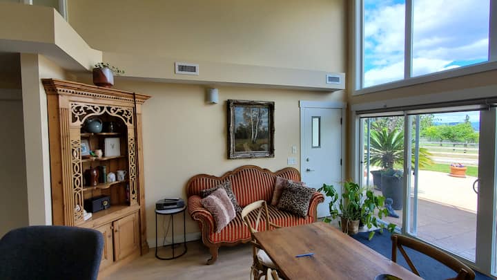 Luxurious 2-Story 2BR Suite - Stunning Lake View.