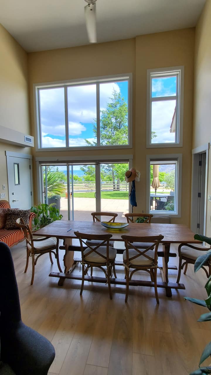 Luxurious 2-Story 2BR Suite - Stunning Lake View.