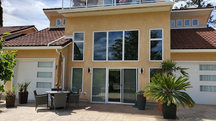 Luxurious 2-Story 2BR Suite - Stunning Lake View.