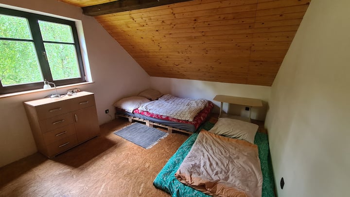 Velika prostorija za 4 do 5 osoba, pregrada od ormara