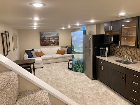 Top Airbnb: Lovely Lower Level within our home in Northland