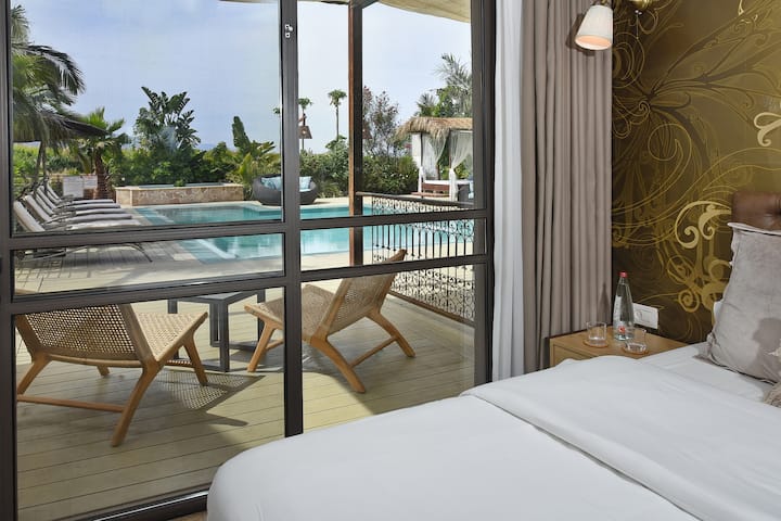 Una suite grande y lujosa, una cama grande envuelta en sábanas caricias. Sal a la terraza y a la piscina.
Incluye baño privado y ducha.