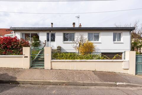 Family house with garden in quiet area
