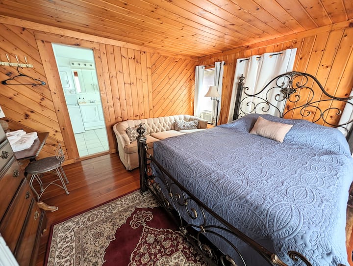 Dormitorio 2: cama tamaño queen con cubierta de espuma viscoelástica. ¡Muy cómodo!  Aire acondicionado incluido.