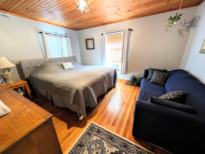 Habitación 1: cama tamaño king, aire acondicionado y sofá