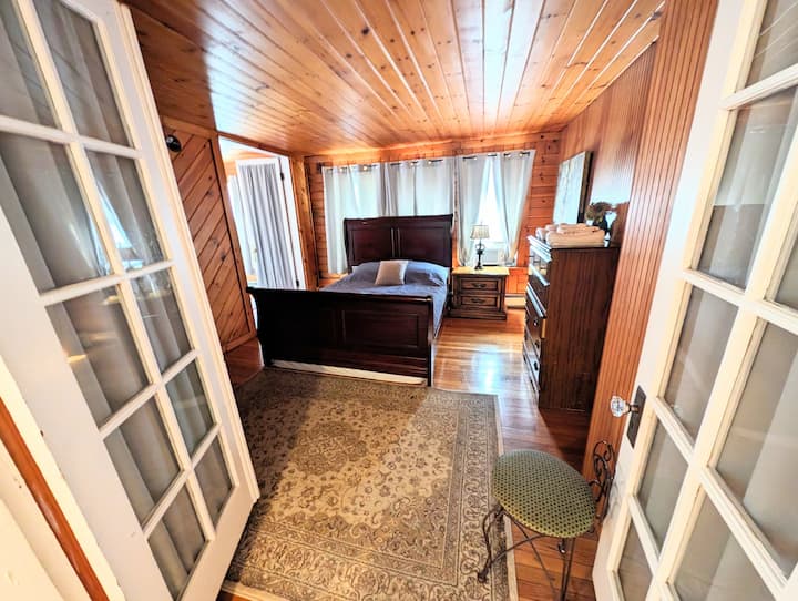 Dormitorio 3: cama tamaño queen con cubierta de espuma viscoelástica. ¡Muy cómodo!  Aire acondicionado incluido.