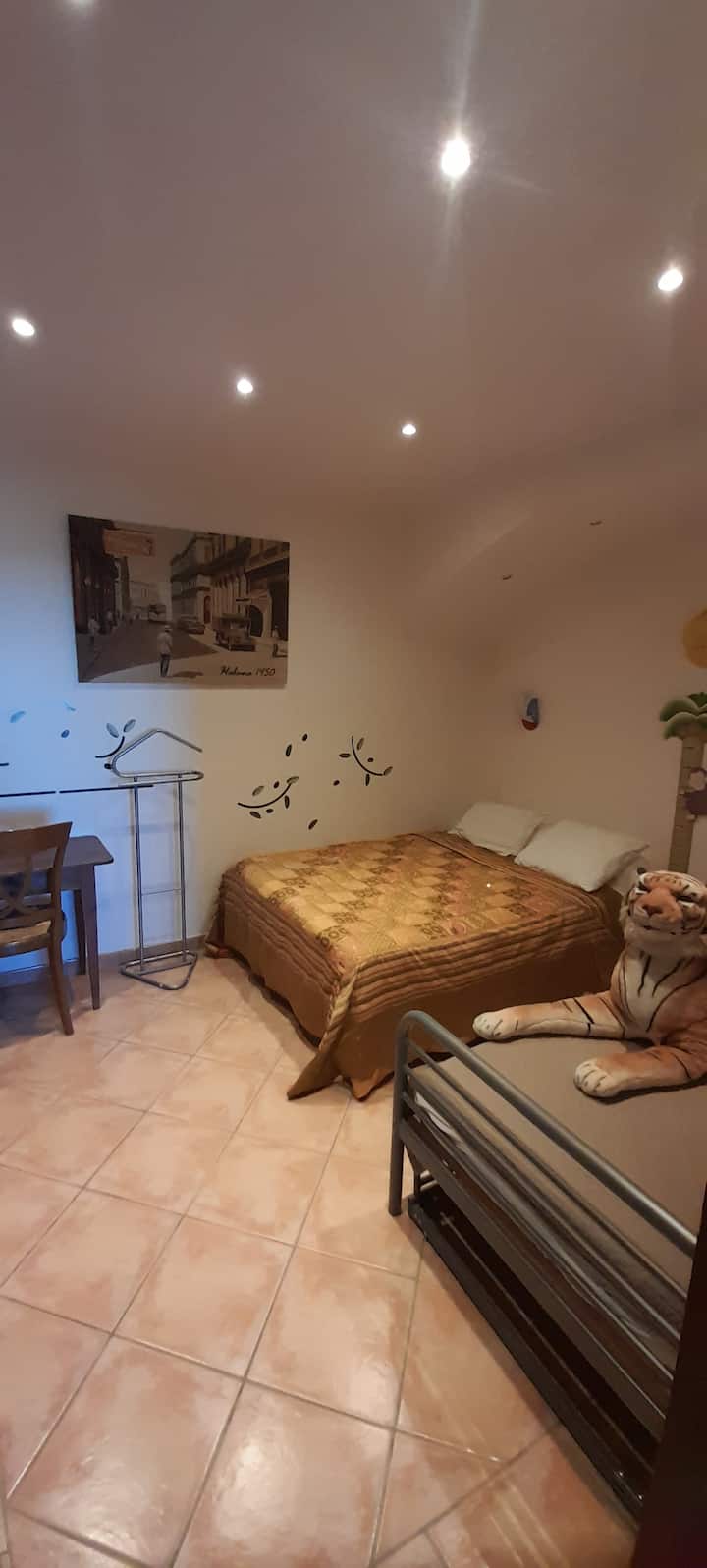 საძინებელი 2 უფანჯრო - სათავსო, გარდერობი, სარკე.