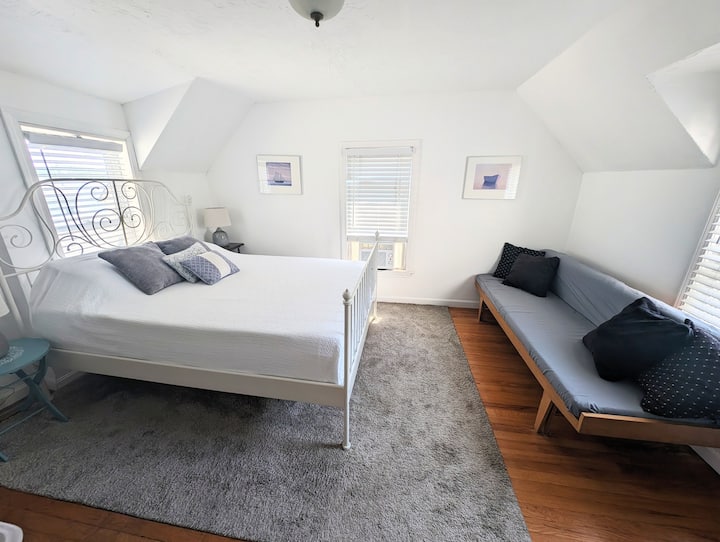 Dhoma e gjumit 3: krevat i rehatshëm me madhësi dopio "queen", kondicioner dhe një divan i veçantë që qëndron i sheshtë 
