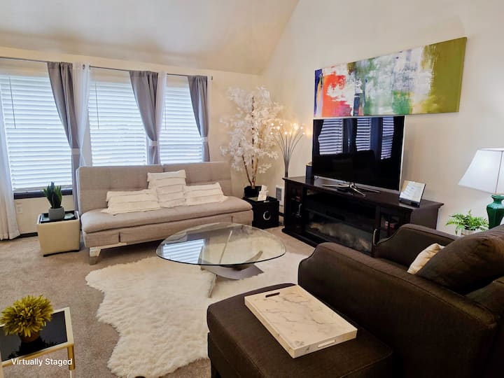 Spacious Contemporary Townhouse - Puyallup, WA