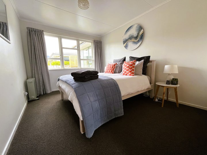 ห้องนอนที่น่าอยู่นี้มีเตียงควีนไซส์ที่สะดวกสบายพร้อมเครื่องทำความร้อนสำหรับค่ำคืนที่อากาศเย็นและพัดลมสำหรับค่ำคืนที่อากาศอบอุ่น เพื่อให้มั่นใจได้ว่าจะได้พักผ่อนอย่างเต็มที่ตลอดทั้งปี มองเห็นภูเขาจากหน้าต่าง 