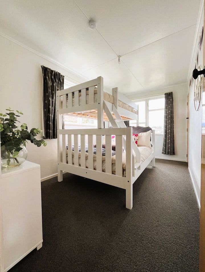 ห้องนอนนี้มีเตียงสองชั้นและวิวเทือกเขา Takitimu มีพัดลมสำหรับคืนที่อากาศร้อนและเครื่องทำความร้อนสำหรับคืนที่อากาศเย็น ตู้เสื้อผ้ามีของเล่นมากมาย ทำให้เป็นพื้นที่ที่สนุกและสะดวกสบายสำหรับเด็ก