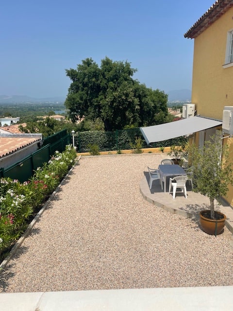 Top Airbnb: 50 m2 apartment in St-Aygulf-sur-la-Colline in Fréjus