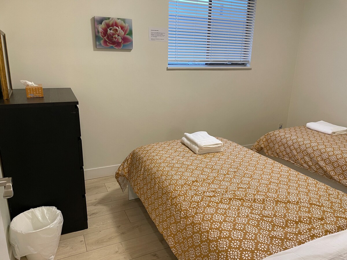 سريران مفردان في الطابق العلوي.