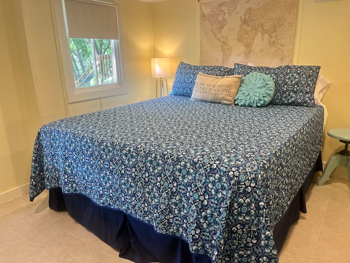 Cama tamaño king California en el nivel inferior