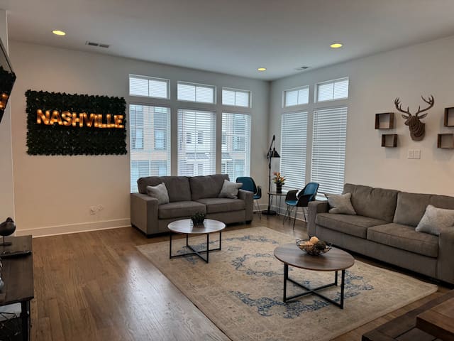 The Nashville Bachelorette Crib * Up to 20 People* gallery image 3