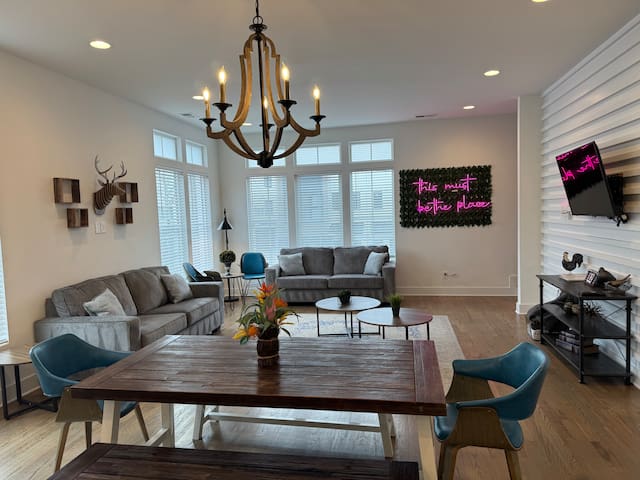 The Nashville Bachelorette Crib * Up to 20 People* gallery image 2